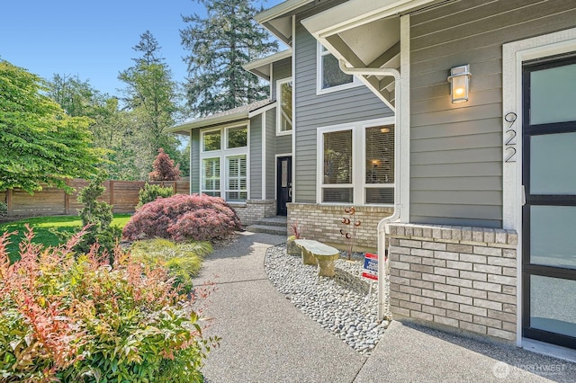922 Chelan Ave NE, Renton, WA 98059 - doorway to property featuring fence