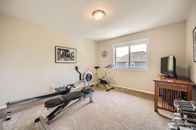 922 Chelan Ave NE, Renton, WA 98059 - workout area with baseboards and carpet