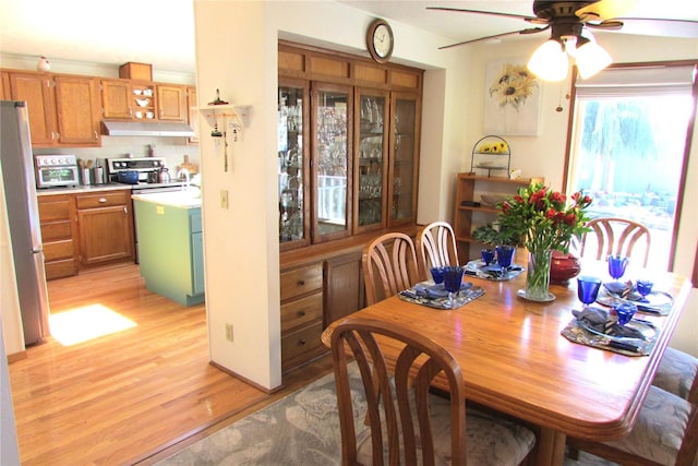 1427 100th St SW Unit 149, Everett, WA 98204 - dining space with light wood-type flooring and a ceiling fan