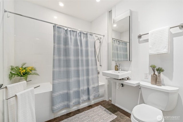 full bath featuring shower / bath combo with shower curtain, toilet, a sink, and recessed lighting