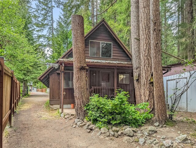 140 Sunstone Rd, Packwood, WA 98361 - view of front of home featuring fence