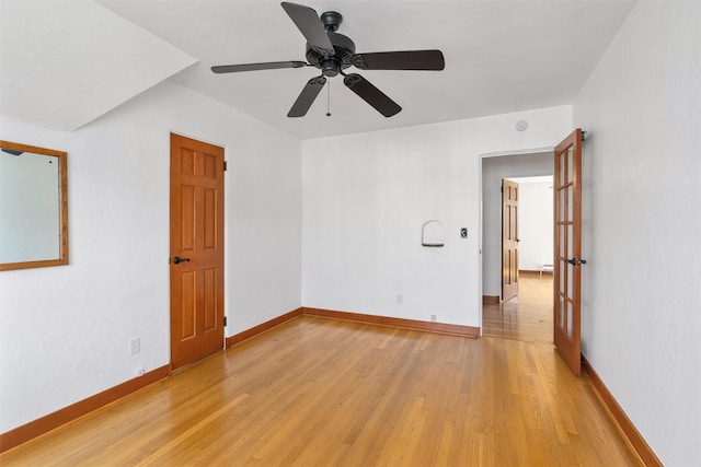 unfurnished room with light wood-style flooring, baseboards, and a ceiling fan