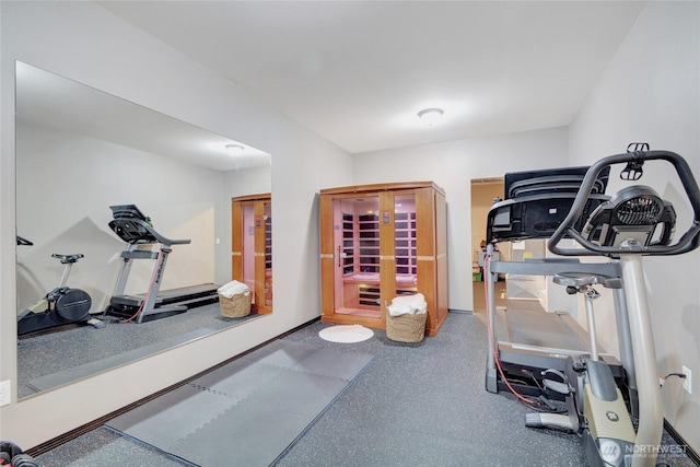 exercise area featuring baseboards