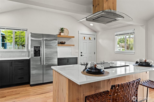 21 Hexon Rd, Selah, WA 98942 - kitchen with stainless steel fridge with ice dispenser, lofted ceiling, tasteful backsplash, light wood-style floors, and a kitchen breakfast bar