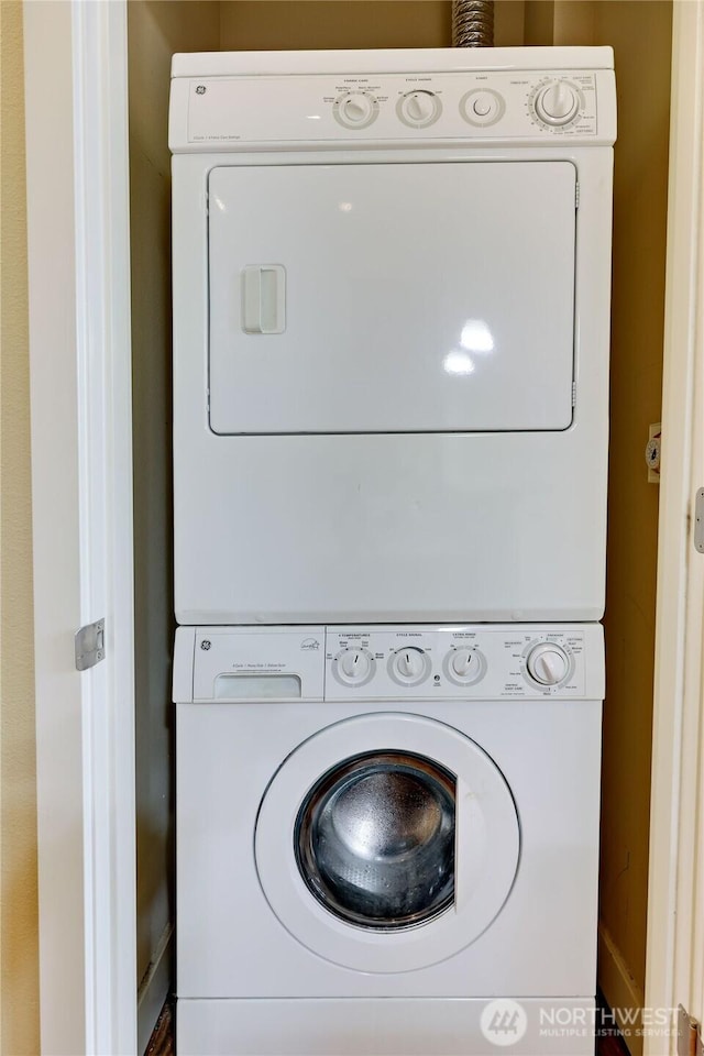 400 Washington Ave Unit 415, Bremerton, WA 98337 - laundry area featuring estacked washer and dryer