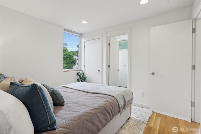 bedroom featuring light wood-style floors, recessed lighting, and baseboards