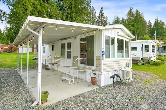 316 W Lake Samish Dr, Bellingham, WA 98229 - view of front facade with a front lawn and a patio area