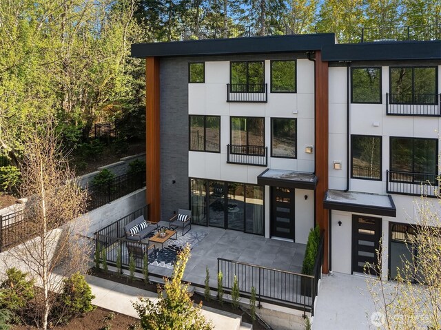 290 118th Ave SE, Bellevue, WA 98005 - view of front of home with a balcony