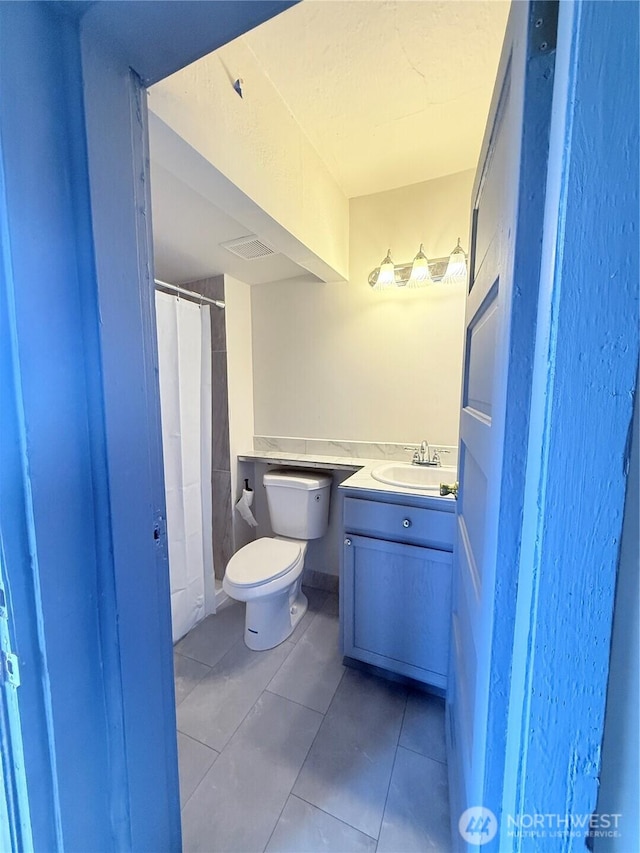328 S Division St, Auburn, WA 98001 - bathroom featuring toilet, vanity, tile patterned flooring, and a shower with curtain