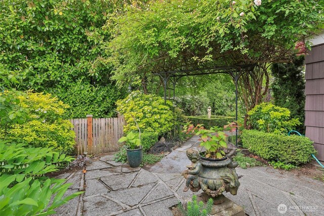 16255 38th Ave NE, Lake Forest Park, WA 98155 - view of patio featuring fence