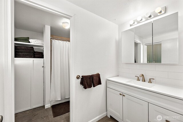 1812 5th St SE, Puyallup, WA 98372 - full bath with tasteful backsplash, vanity, and baseboards