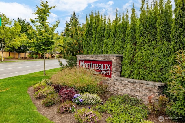 community sign featuring a yard