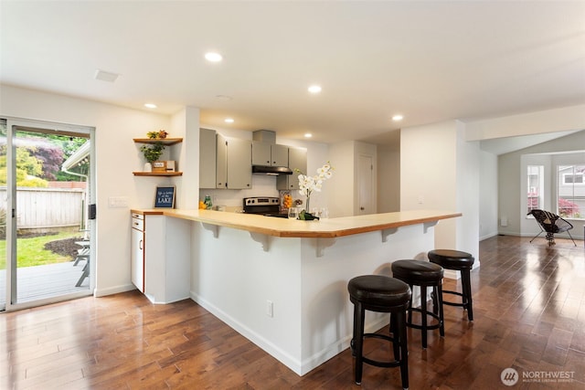kitchen featuring gray cabinets, stainless steel electric stove, under cabinet range hood, light countertops, and dark wood-style flooring
