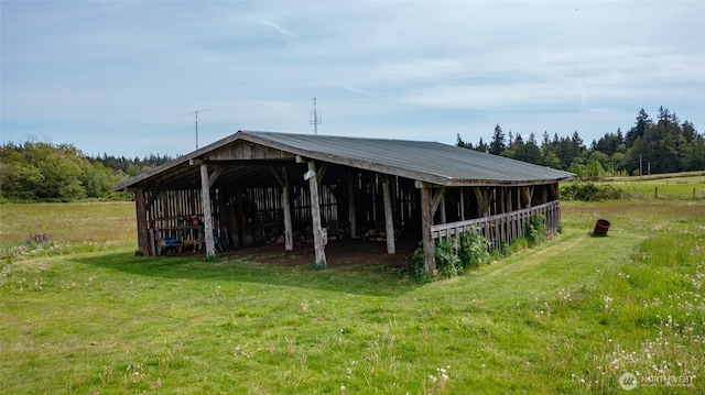 view of pole building featuring a lawn