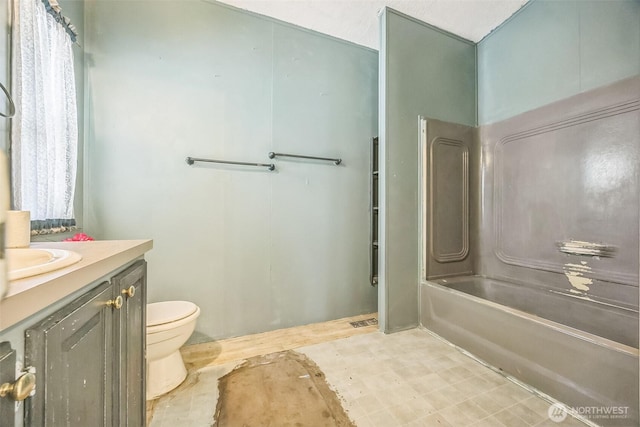 201 W Oakview Ave Unit 48, Centralia, WA 98531 - bathroom featuring toilet, vanity, and shower / tub combination