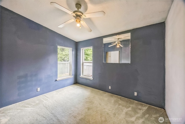 201 W Oakview Ave Unit 48, Centralia, WA 98531 - unfurnished room with a ceiling fan, carpet, and vaulted ceiling