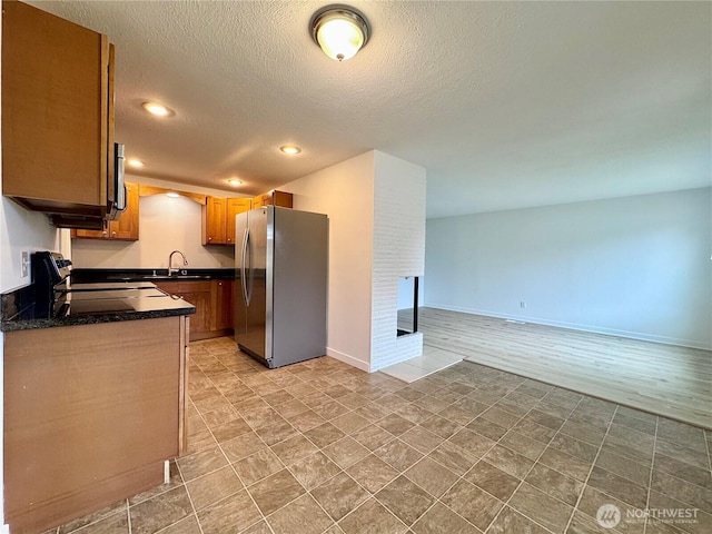 8312 121st St SW, Lakewood, WA 98498 - kitchen with stainless steel appliances, a sink, recessed lighting, open floor plan, and a textured ceiling
