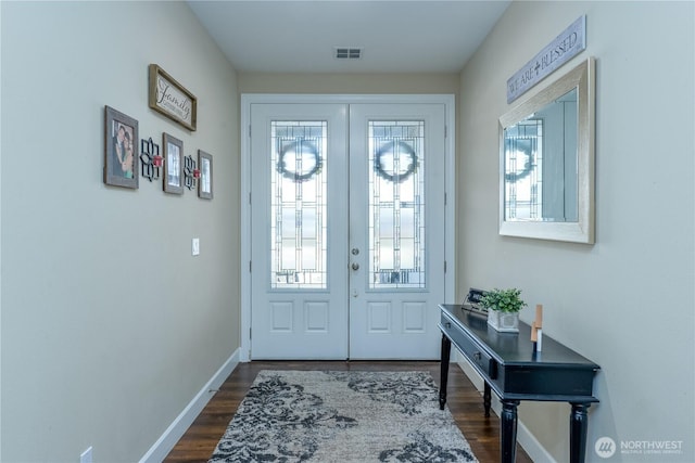 1109 Walker St, Port Angeles, WA 98363 - foyer entrance with dark wood-style floors and baseboards