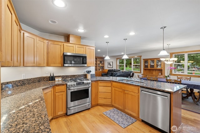 39800 224th Ave SE, Enumclaw, WA 98022 - kitchen with appliances with stainless steel finishes, a sink, a peninsula, light wood-type flooring, and decorative light fixtures