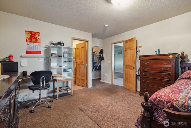 237 Reeds Rd, Touchet, WA 99360 - bedroom with carpet flooring, a desk, a textured ceiling, and a walk in closet