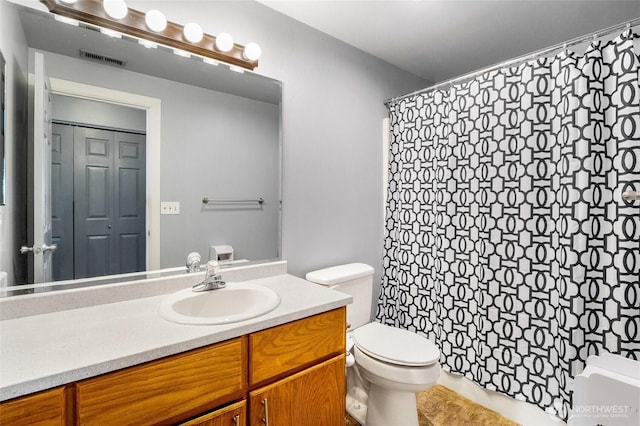 2900 W Marina Dr Unit 303, Moses Lake, WA 98837 - bathroom with toilet, vanity, and curtained shower