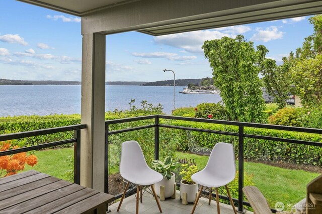 725 1st St S Unit 104, Kirkland, WA 98033 - balcony featuring a water view