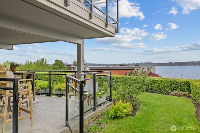 725 1st St S Unit 104, Kirkland, WA 98033 - view of patio featuring a balcony and a water view