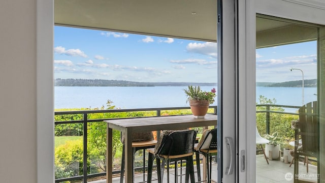 725 1st St S Unit 104, Kirkland, WA 98033 - balcony featuring a water view