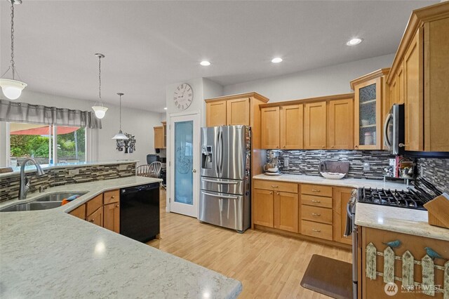 2557 Captains Ct, Ferndale, WA 98248 - kitchen featuring stainless steel appliances, a sink, backsplash, light wood-type flooring, and recessed lighting