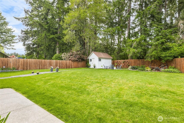 view of yard featuring an outdoor structure
