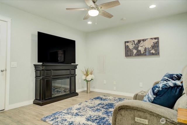 515 N Shelley Ave, Othello, WA 99344 - living area with wood finished floors, a ceiling fan, recessed lighting, and baseboards