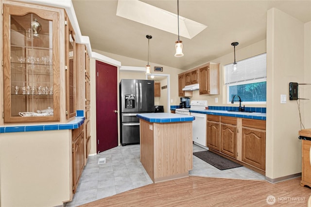 178 Bear View Dr, Chehalis, WA 98532 - kitchen with white appliances, a sink, a skylight, a kitchen island, and under cabinet range hood