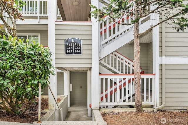 property entrance featuring a balcony