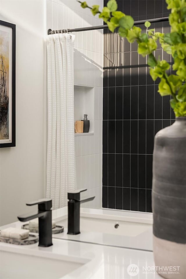 bathroom featuring a tile shower