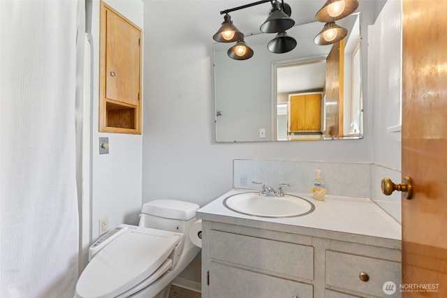 8511 31st St W, University Place, WA 98466 - full bathroom with vanity, toilet, and curtained shower