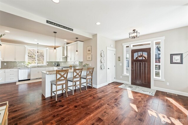 719 19th St NE, East Wenatchee, WA 98802 - entryway featuring dark wood-type flooring, baseboards, and recessed lighting