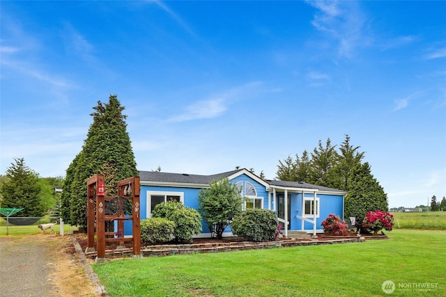 7135 W 40th Dr, Ferndale, WA 98248 - ranch-style house featuring a front yard