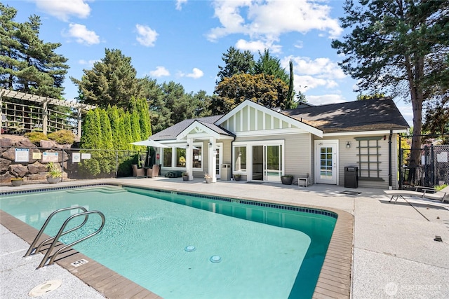 11307 NE 128th St Unit G204, Kirkland, WA 98034 - community pool with a patio