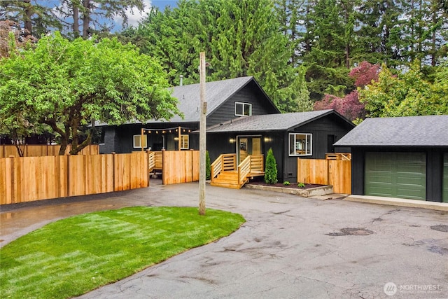 view of front of house with fence and driveway