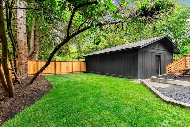 view of yard featuring an outbuilding