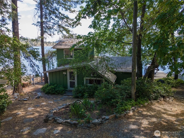 11194 S Lakeshore Rd, Chelan, WA 98816 - view of front facade featuring board and batten siding