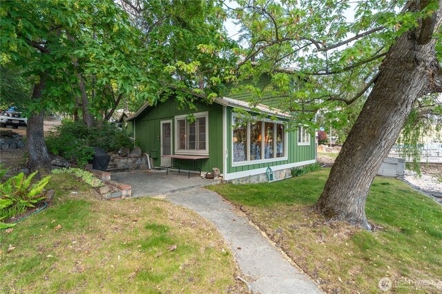 11194 S Lakeshore Rd, Chelan, WA 98816 - view of front of property with a front lawn and a patio area