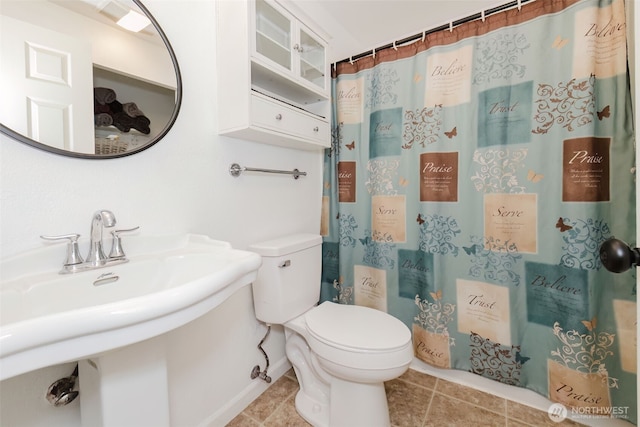 3160 SE Pierson St, Port Orchard, WA 98366 - bathroom featuring toilet, a sink, baseboards, tile patterned floors, and curtained shower