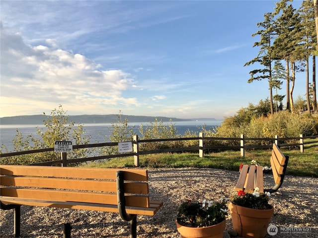 6611 Waterton Cir, Mukilteo, WA 98275 - surrounding community with fence and a water view