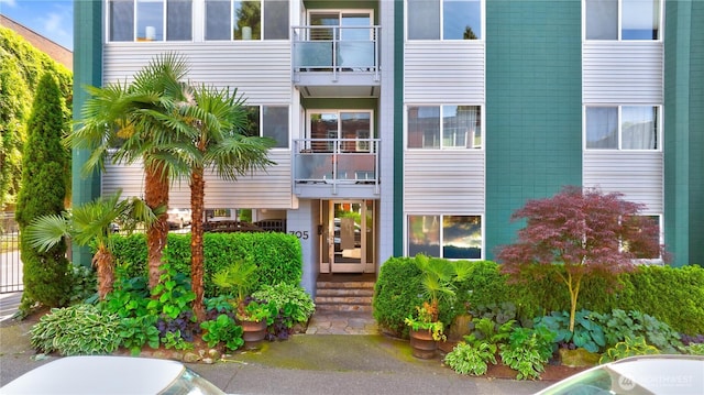 705 E Republican St Unit 207, Seattle, WA 98102 - view of exterior entry with a balcony
