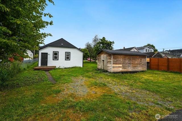 view of yard with an outdoor structure and a storage shed