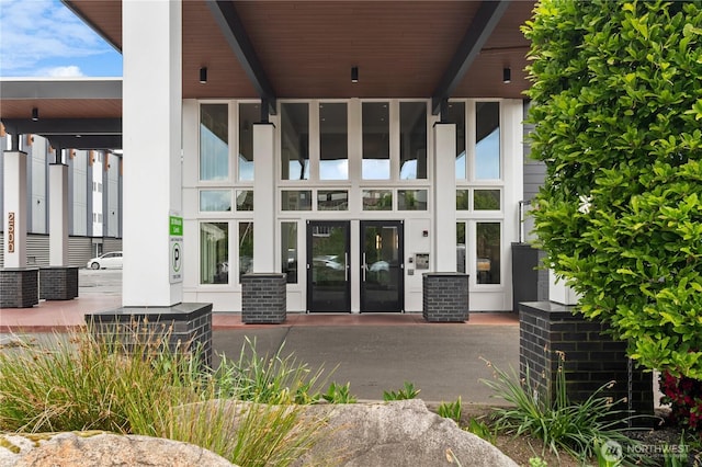 2501 Canterbury Ln E Unit 318, Seattle, WA 98112 - view of doorway to property