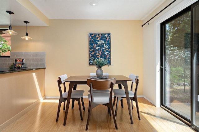 dining space featuring light wood-style floors, plenty of natural light, baseboards, and recessed lighting