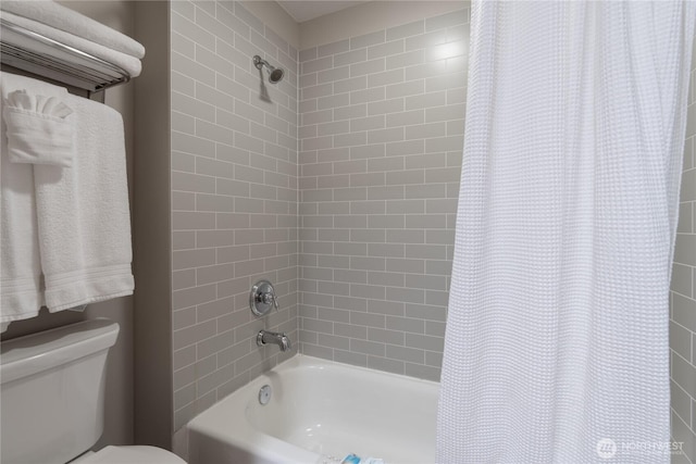 full bathroom featuring toilet and shower / bath combo