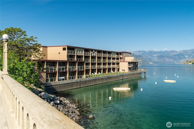 water view featuring a mountain backdrop